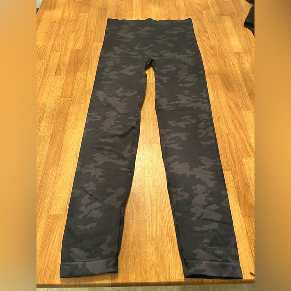 SPANX Camouflage Leggings - Picture 4 of 7